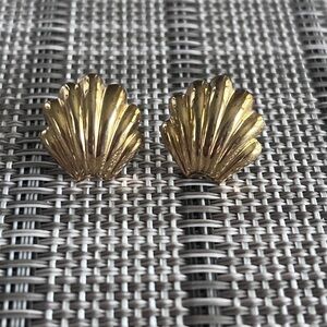 Vintage MONET shell stud earring
